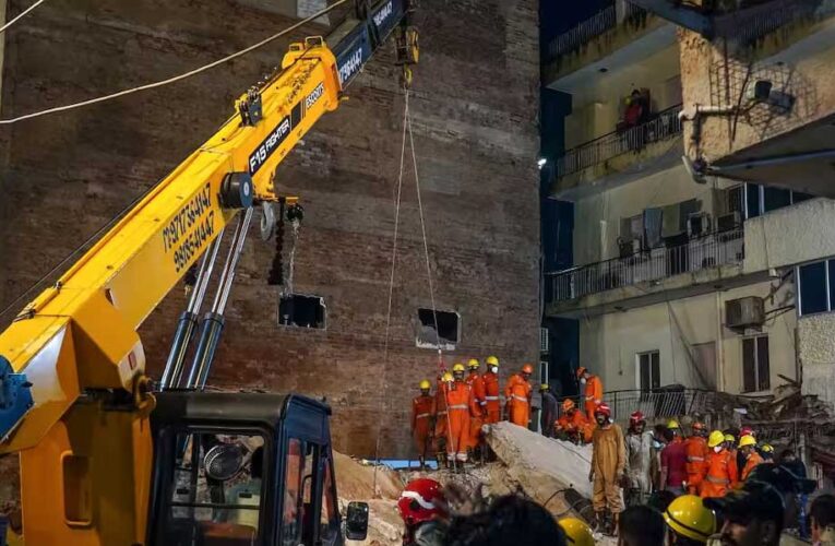 सत्य निकेतन हादसे पर HC सख्त! बिल्डिंग मालिक के साथ MCD भी जिम्मेदार, जवाबदेही पर उठे सवाल
