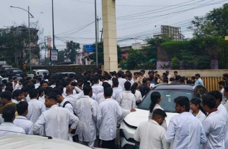इंटर्न डॉक्टरों का भोपाल में पैदल मार्च, स्टाइपेंड ₹14,337 से बढ़ाकर ₹30 हजार करने की मांग