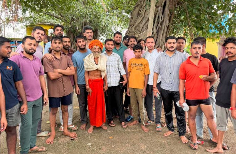 झारखंड धाम परिसर में युवाओं ने चलाया वृहद सफाई अभियान