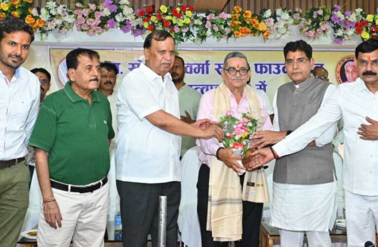 रायपुर : गुरु का ऋण कभी नहीं चुकाया जा सकता, शिक्षक राष्ट्र निर्माण के सच्चे शिल्पकार:राजस्व मंत्री टंक राम वर्मा