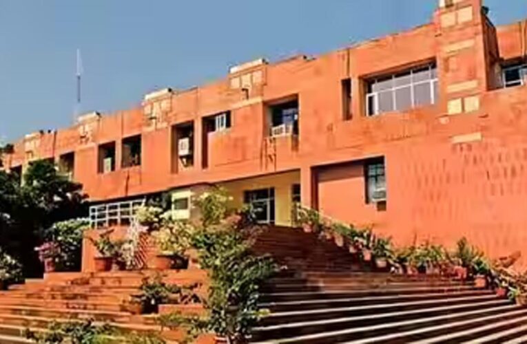 जेएनयू के प्रोफेसर पर दस से अधिक छात्राओं ने यौन उत्पीड़न का गंभीर आरोप लगाया है