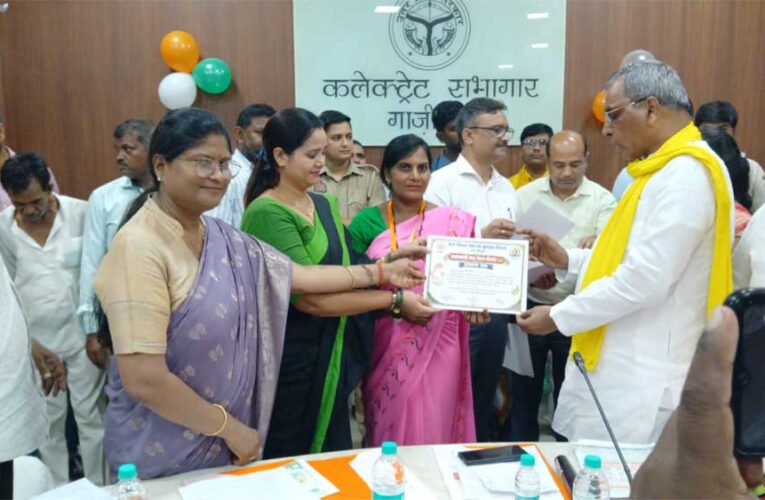 आंगनबाड़ी कार्यकर्ताओं एवं सहायिकाओं तथा सुपोषित बच्चों के माता-पिता का सम्मान