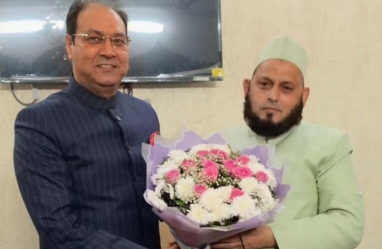 अल्पसंख्यक समाज के विकास को लेकर मौलाना खालिद राशिद फरंगी महली से मिले आयोग अध्यक्ष