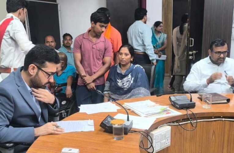 कलेक्टर  लंगेह ने जनदर्शन में सुनी आमजनों की समस्याएं, निराकरण के दिए निर्देश