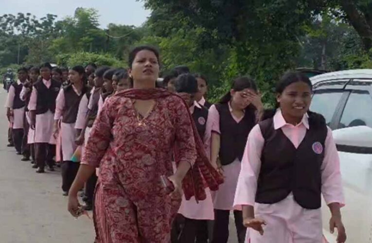 बिजली और क्लास की मांग को लेकर छात्राओं का पैदल मार्च, कलेक्ट्रेट पहुंचकर जताया विरोध