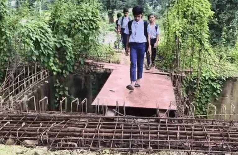 6 साल से अधूरा पड़ा पुल, जान जोखिम में डालकर स्कूल जा रहे बच्चे