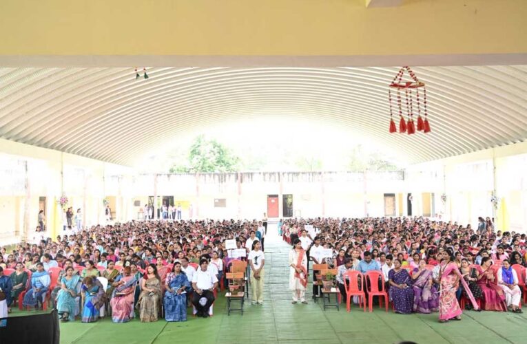 जुकेशन किट वितरण- उद्योग मंत्री लखन लाल देवांगन ने 1500 छात्राओं को दी सौगात, कॉलेजों में विशाल डोम निर्माण की घोषणा