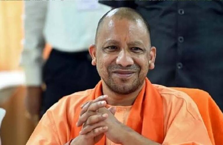 श्रमदान कर ऐतिहासिक पोखरे की सफाई करने वाले युवाओं की मुख्यमंत्री योगी ने की सराहना