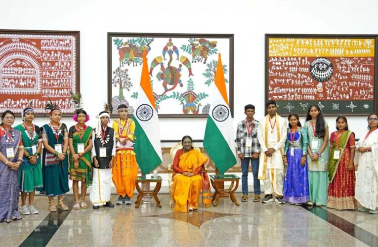 राष्ट्रपति से भेंट कर लौटे प्रतिभावान विद्यार्थियों ने मुख्यमंत्री श्री विष्णु देव साय से की सौजन्य मुलाकात