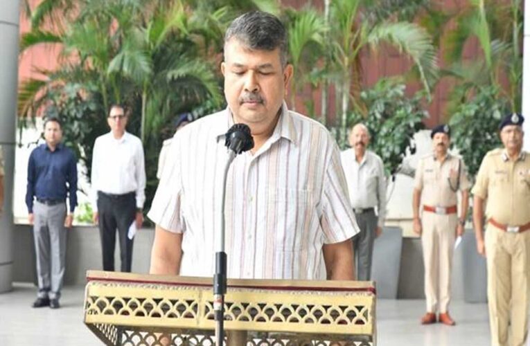 पुलिस मुख्‍यालय में हुआ राष्ट्रगान एवं राष्ट्रगीत का सामूहिक गायन