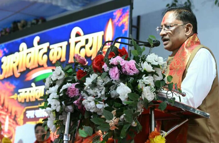सवा लाख ‘आशीर्वाद के दीपों’ से जगमगाया खारुन तट, प्रधानमंत्री  नरेंद्र मोदी के स्वस्थ और दीर्घायु जीवन के लिए हुई महाआरती