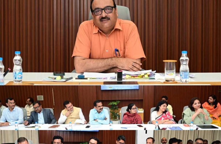 मुख्य सचिव ने विभागों में रिक्त पदों और भर्तियों की स्थिति की ली उच्च स्तरीय बैठक
