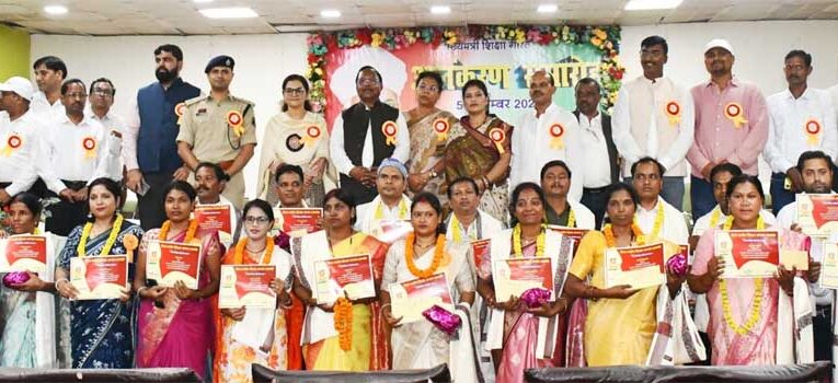शिक्षक दिवस पर बलरामपुर में जिला स्तरीय समारोह- 21 उत्कृष्ट शिक्षक ज्ञानदीप और शिक्षादूत पुरस्कार से सम्मानित