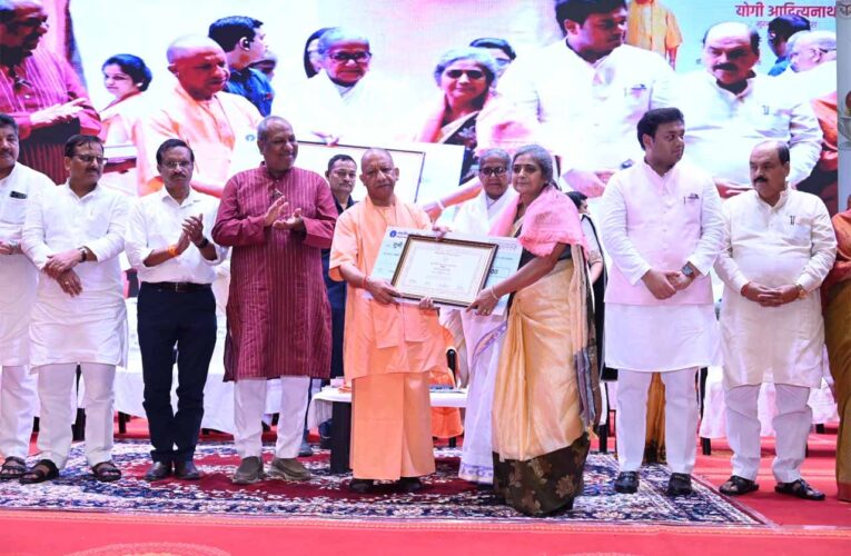 सभी 81 शिक्षकों को सीएम योगी ने अपने हाथों से दिया पुरस्कार