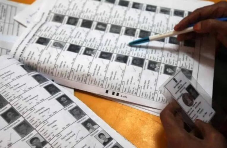दिल्ली SIR में बड़ा खुलासा: जिंदा लोगों को बताया ‘मृत’, 47.7 लाख नाम ड्राफ्ट वोटर लिस्ट से हटे